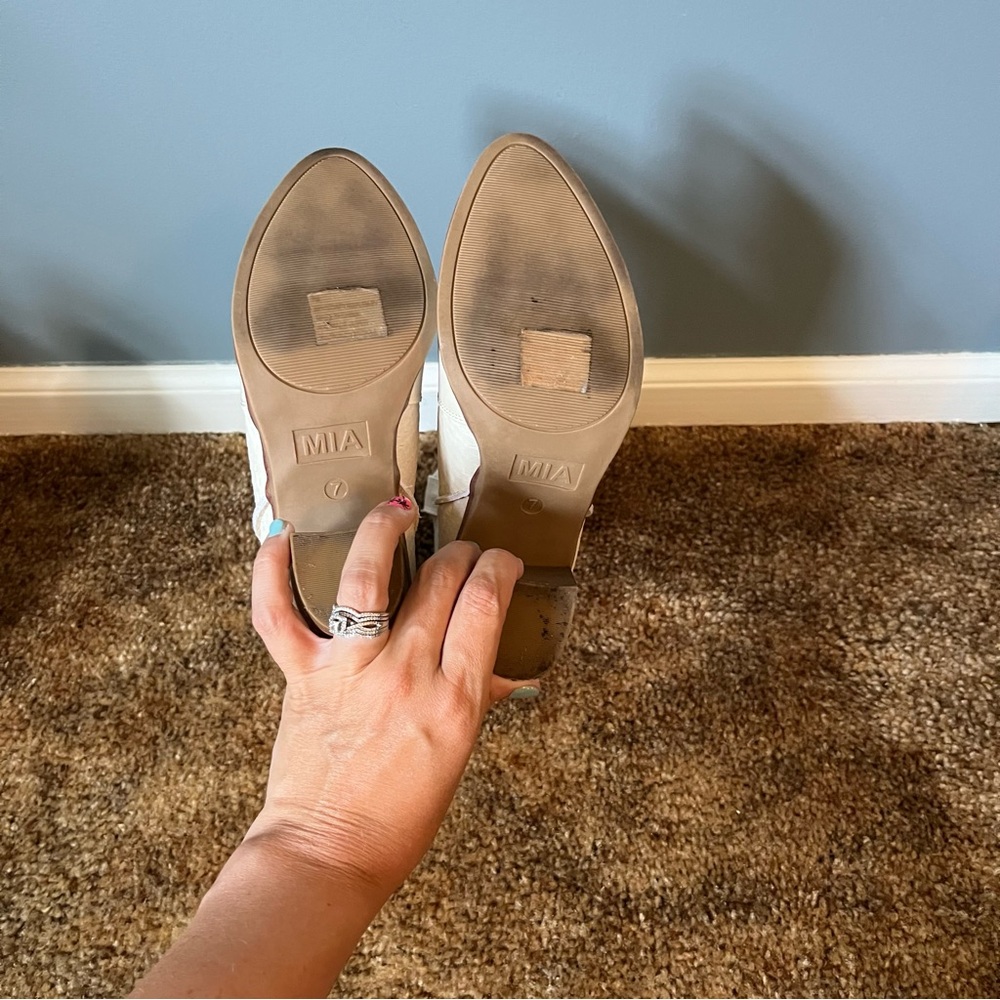 MIA Cream Heeled Western Boots size 7. - Picture 6 of 6